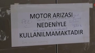 Bozuk asansörün üzerindeki komik diyaloglar dikkat çekti