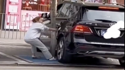 Arabasını çıkarmak için ağacı sökmeye çalışan kişiye tepki