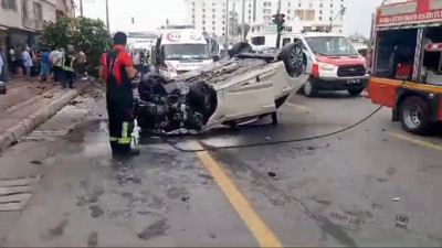 Kırmızı ışıkta geçen otomobil yayalara ve ağaca çarptı. 1 ölü 3 yaralı