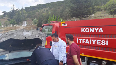 Otomobil motoruna sıkışan kedi böyle kurtarıldı