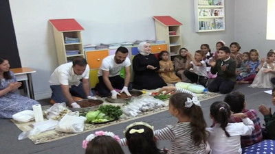 Köy okulunda öğretmenler öğrencileri için çiğ köfte yoğurdu