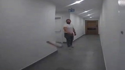 Kargoyu fırlatarak teslim eden çalışan tepki çekti