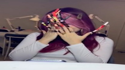 Sosyal medya fenomeni 14 santimetrelik tırnak yaptırdı