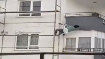 Güvenlik önlemi almadan çalışan işçiler yürekleri ağza getirdi