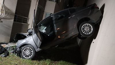 Otomobil binanın 3’üncü katına çarptı