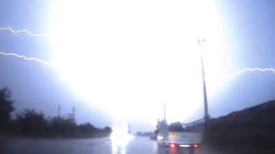 Yıldırım düşme anı araç kamerasında