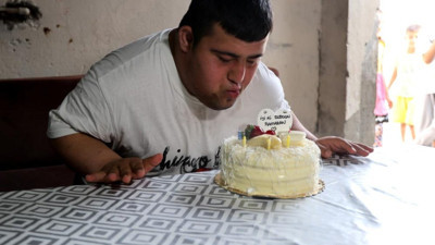 Down sendromlu Ramazan, doğum gününü ilk defa kutladı