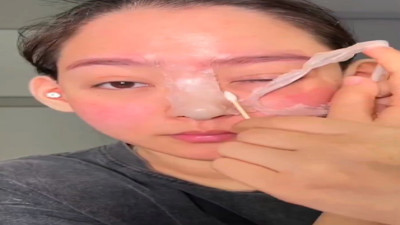 Yaptığı makyajla kendini bambaşka birine çevirdi