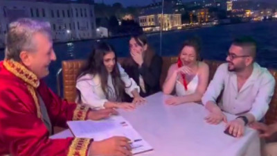 Teknede nikah kıyan çift batmaktan son anda kurtuldu