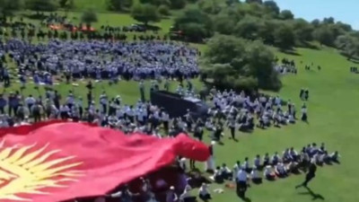 Kırgızistan’da kamyonet öğrencilerin arasına daldı