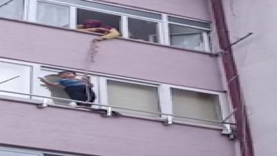 Pencerenin dışında mahsur kalan çocuk yürekleri hoplattı