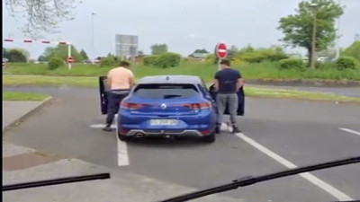 Skandal görüntüler: Yolun ortasında durdurdukları araçlarına tuvaletlerini yaptılar