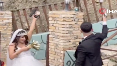 Maganda gelin ve damat silahla havaya ateş açarak kutlama yaptı