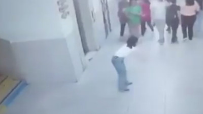 Kahraman öğretmen heimlich manevrasıyla öğrenciyi kurtardı