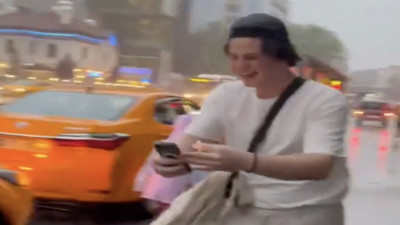 Ankara'daki şiddetli yağış sonrası gençler güldürdü: "Mansur Yavaş bana gömlek borçlu"