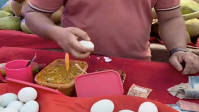 Yumurtayı hızlı soymak isteyenler bu videoyu izlesin