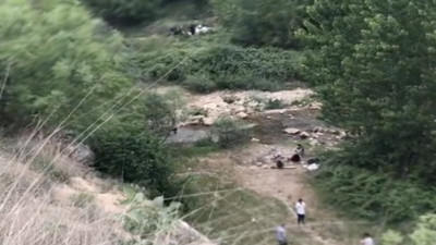 Uçurumdan yuvarlanan aracın karşısında voleybol oynayan piknikçiler şaşırttı