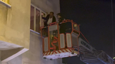 Anne-babası ve 2 kız kardeşini bıçakla rehin aldı; 1 saatte ikna edildi