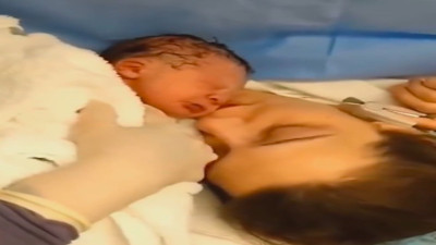 Bebeğin annesinden aldığı ilk öpücüğe verdiği tepki duygulandırdı