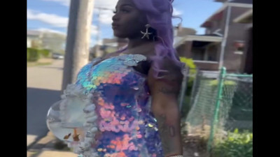 Karnında akvaryumlu elbisesiyle bir garip baby shower