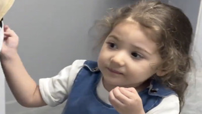 Kedisine iğne yapılırken acısını paylaşan küçük kızın tepkileri duygulandırdı