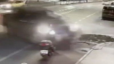 Durduğu yerde 3 ayrı kazaya karışan motosiklet rekor kırdı