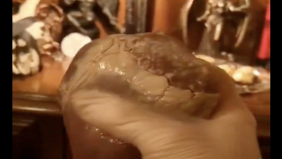 Kadın elindeki kalbi göstererek büyü yaptığını iddia etti!