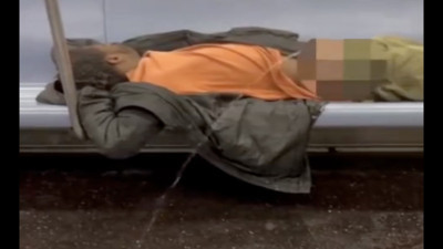 Metroda bir kişi etraftakilere aldırmadan yattığı yerden tuvaletini yaptı