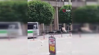 Adana’yı kuvvetli rüzgar vurdu! Ağaçları söktü, çatıları uçurdu...