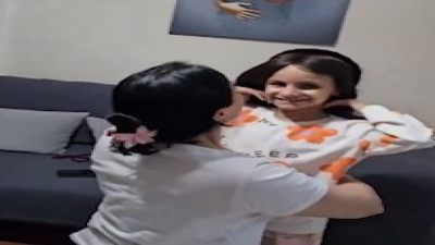 Kanser hastası çocuğun saçlarına ailesinin verdiği tepki duygulandırdı