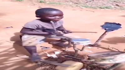 Küçük müzisyenin ilgi çeken bateri gösterisi