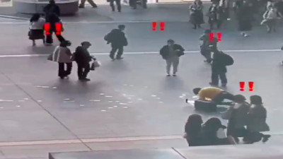 Yere düşen insanı gören vatandaşların yardım yarışı beğeni topladı