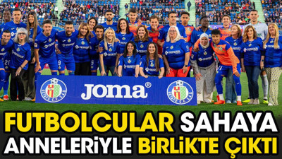 Futbolcular sahaya anneleriyle birlikte çıktı