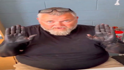 Kalamar mürekkebini kollarına sürdü 'Sonuçlarına inanamadı'