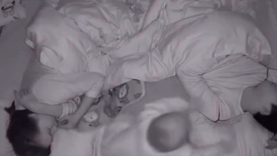 Babasının horultusundan uyuyamayan bebeğin çözümü güldürdü