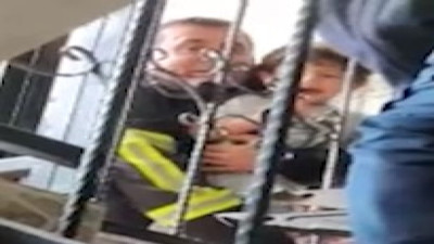 Kafasını korkuluğa sıkıştıran çocuğu itfaiye ekipleri kurtardı
