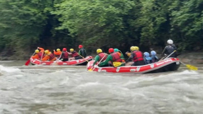 Macera tutkunları Melen Çayı'nda rafting yaptı