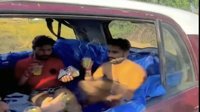 Arabanın içini havuza çevirip seyir halinde keyif yaptılar