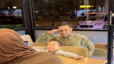 Askerden dönen babanın oğluna duygusal sürprizi