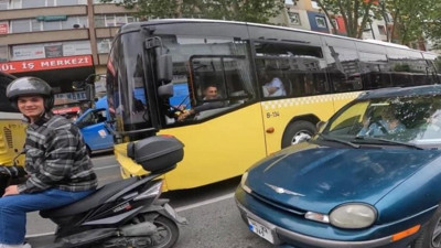 Trafikte güldüren kaza: Motosikletine çarpan kişi annesi çıktı
