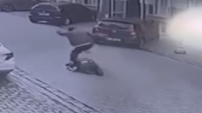 Market sahibi meyve hırsızını tekme tokat dövdü