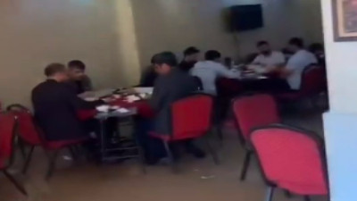 Sele aldırmayan vatandaşlar okey oynamaya devam etti