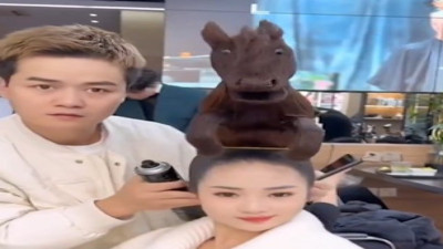 Müşterisinin saçlarından at yaptı