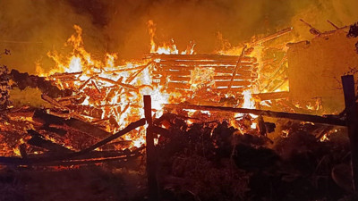 İki katlı ahşap ev kül oldu