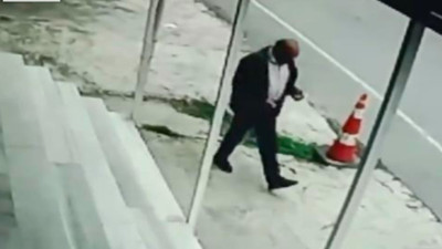 Apartmandan ayakkabı hırsızlığı kameraya yansıdı