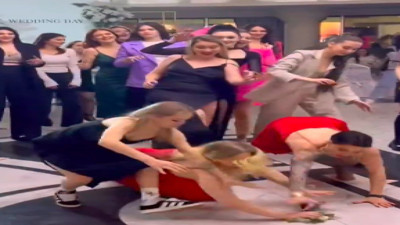 Gelin çiçeğini kapmak için birbirlerini ezdiler!