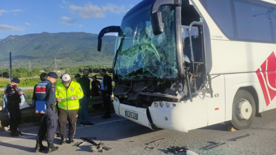 Yalova-Bursa karayolunda yolcu otobüsü ile tır çarpıştı. Faciadan dönüldü