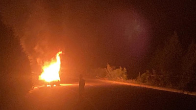 Alev topuna dönen otomobil kullanılamaz hale geldi