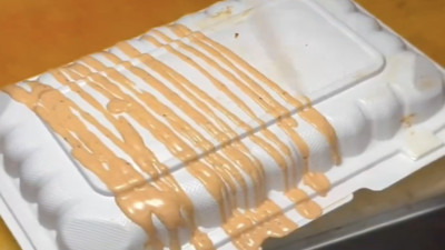 Son dönemin sokak lezzeti trendini tiye aldı: Sos dökme tutkusu