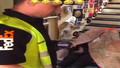 Müşterinin yaptığı şaka kargo görevlisinin aklını aldı